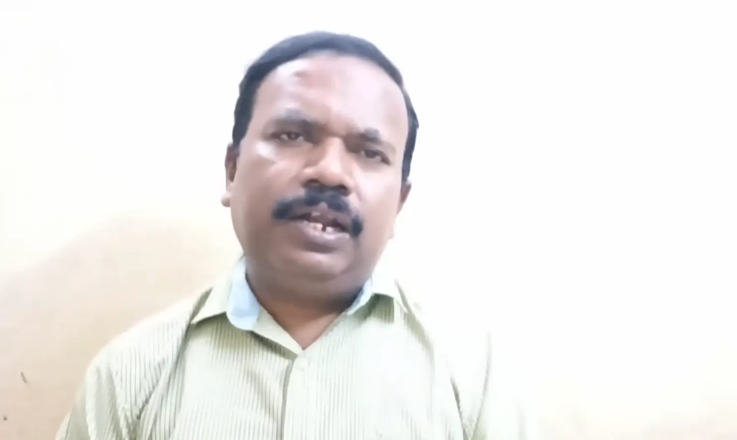 Aapki Tarah Main Bhi Mayoos Hoon meme template blank