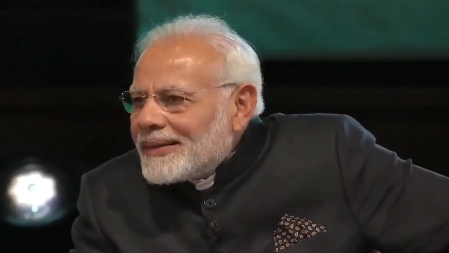Are Bete, Tujhe Thakan Nahi Lag Rahi Kya? meme template blank