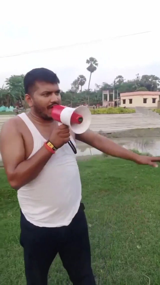 Cameraman Jaldi Focus Karo meme template blank