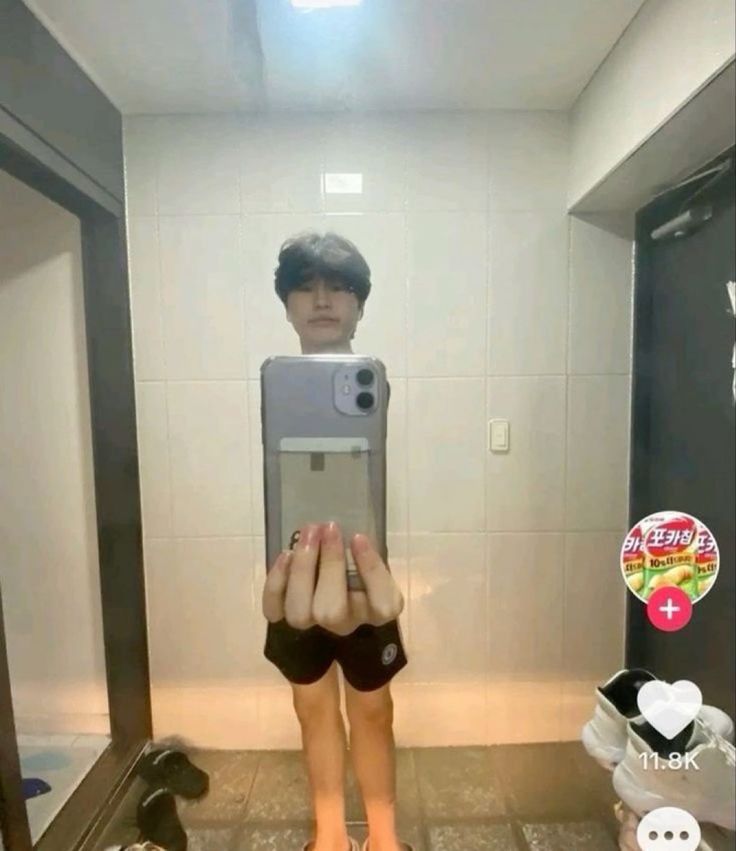 Giant Hand Mirror Glitch meme template blank