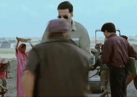 Akshay Kumar Slap Rajpal Yadav / Idhar Aa Bete meme template blank