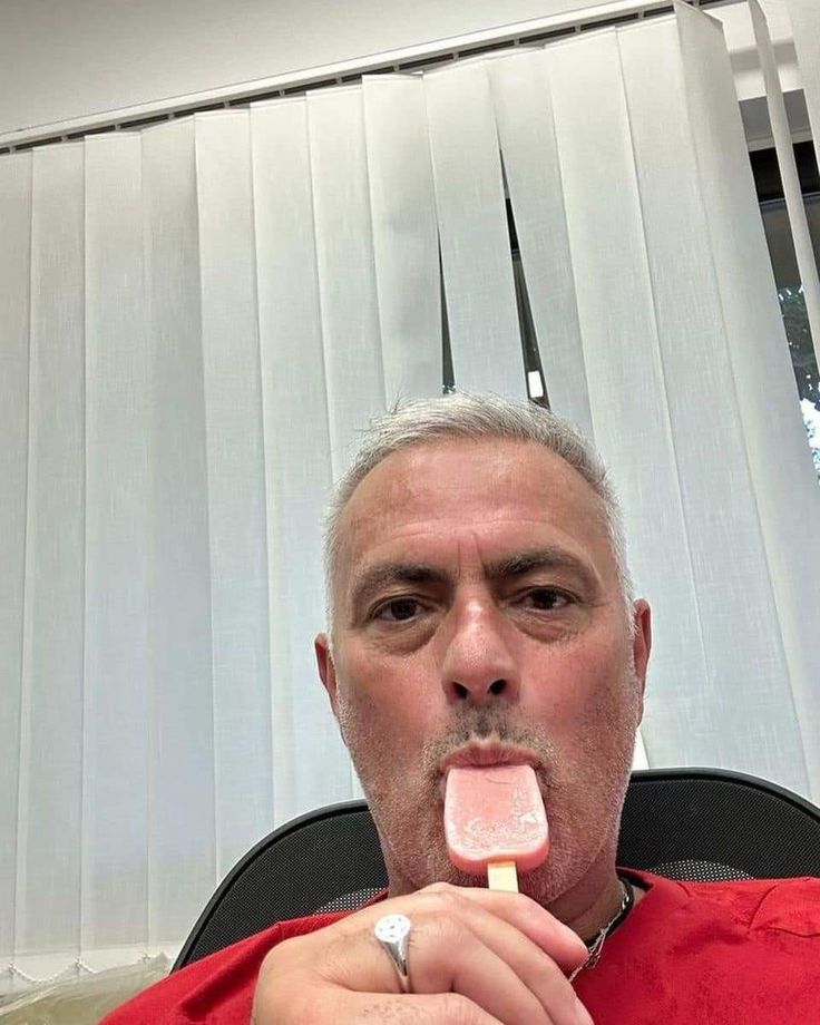 José Mourinho Popsicle Selfie meme template blank