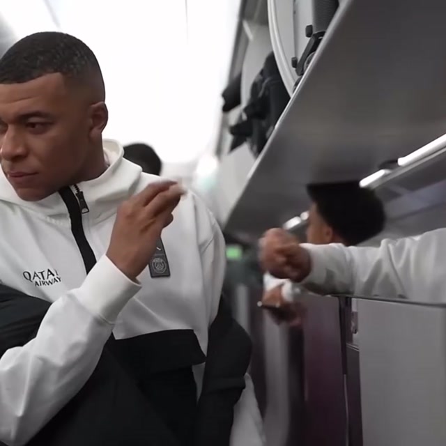 Mbappé's Explaining Hands meme template blank